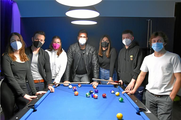 Am Billardtisch im Treff (von links): Noemi Wertz (Jugendvertreterin), Lukas Euchner (Jugendreferent und Jugendtreffleiter), Leonie Wissmann (Jugendvertreterin), Konstantinos Kafasis (Jugendreferent und Jugendtreffleiter), Ylenia Lauber (Jugendvertreterin), Philipp Leuthold und Luis Certoma (beide Jugendvertreter). Foto: T. Sellmaier