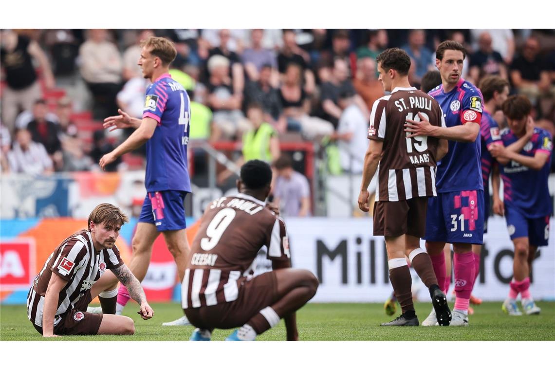 Am Boden: Der FC St. Pauli nach dem 1:2 gegen Mainz 05.