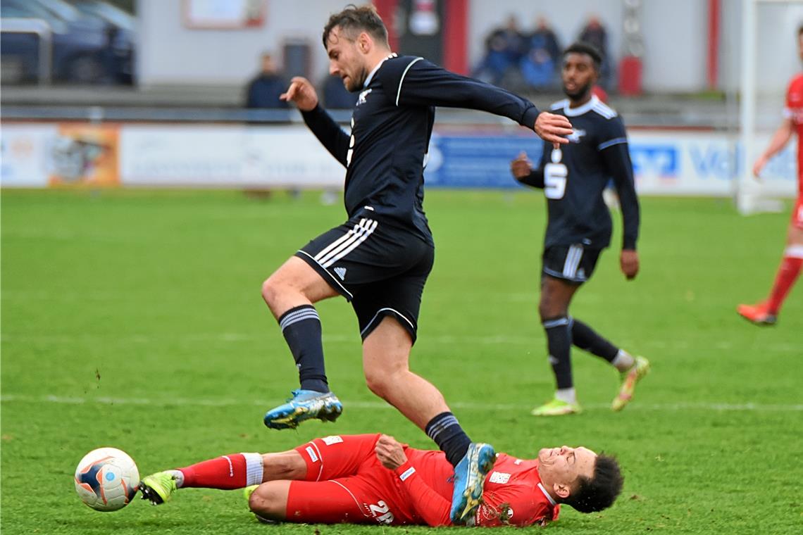 Am Boden: Niklas Pollex, der mit Backnang unerwartet gegen Bruchsal verlor. Dabei führte die TSG kurz vor Schluss noch 2:1. Foto: T. Sellmaier