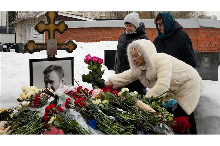 Am Borissowskoje-Friedhof in Moskau, wo Alexej Nawalnys Grab ist, können Menschen Blumen niederlegen. Der Kreml weist Vorwürfe westlicher Politiker zurück, dass Nawalny vergiftet worden sei.