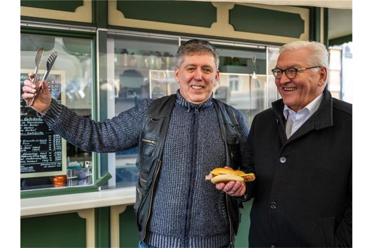 Am Bratwurststand von Thomas Böse gibt es eine Thüringer für Frank-Walter Steinmeier. Foto: Kristin Schmidt/dpa