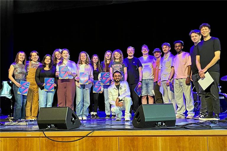 Am Bühnencoaching teilgenommen haben Milena De Gregorio (von links), Lara Kaufmann, Lola Gmähle, Merle Weber, Lina Müller, Mia Kühner, Ana Delinos, Anna Tönjes, Lotta Singer, Hannes Fritz, Rafael Zeltner, Simon Fahlbusch, Bastian Schmid, das Rapperduo Nebiyou und Red Taiger sowie Kevin Schäfer. Vorne zu sehen ist Musiker und Coach Yahya Saeed. Foto: Stadt Backnang