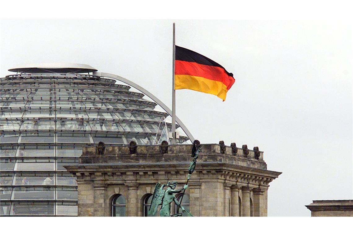 Am Bundestag in Berlin stehen heute die Fahnen auf halbmast.