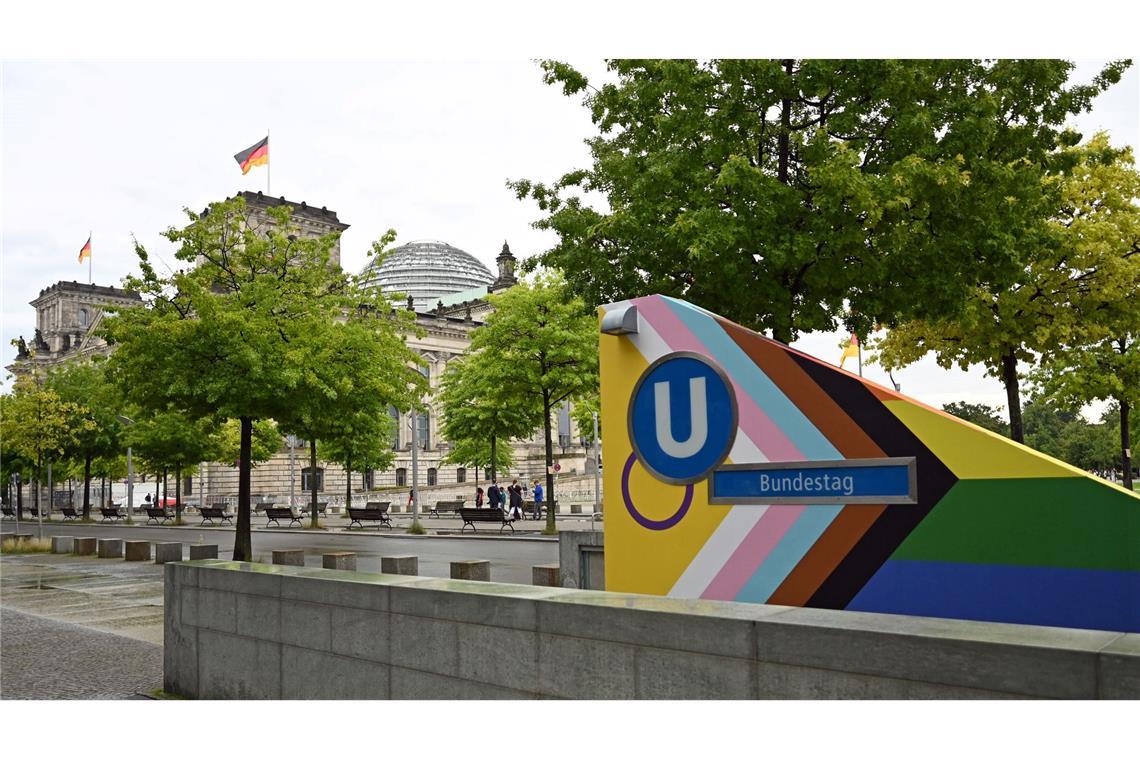 Am Bundestag sollte die Regenbogenflagge zum Berliner Christopher Street Day diesmal nicht wehen - der U-Bahnhof daneben war dagegen bunt. (Archivbild)