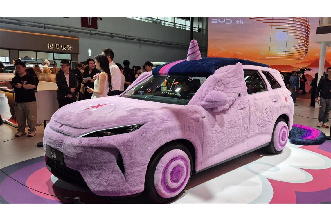Am BYD-Stand ist unter anderem dieses Modell im Plüschtier-Look sowie mit Flügeln und Einhorn zu finden. Darstellen soll der verkleidete Elektro-SUV offenbar eine Figur aus „My Little Pony“, einer Serie von Spielzeugponys.