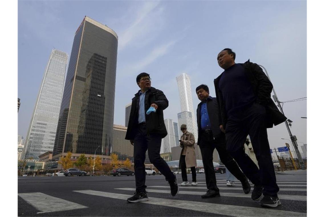 Am Central Business District in Peking. Nach achtjährigen Verhandlungen haben China und 14 andere asiatisch-pazifische Staaten das größte Freihandelsabkommen der Welt abgeschlossen. Foto: Andy Wong/AP/dpa