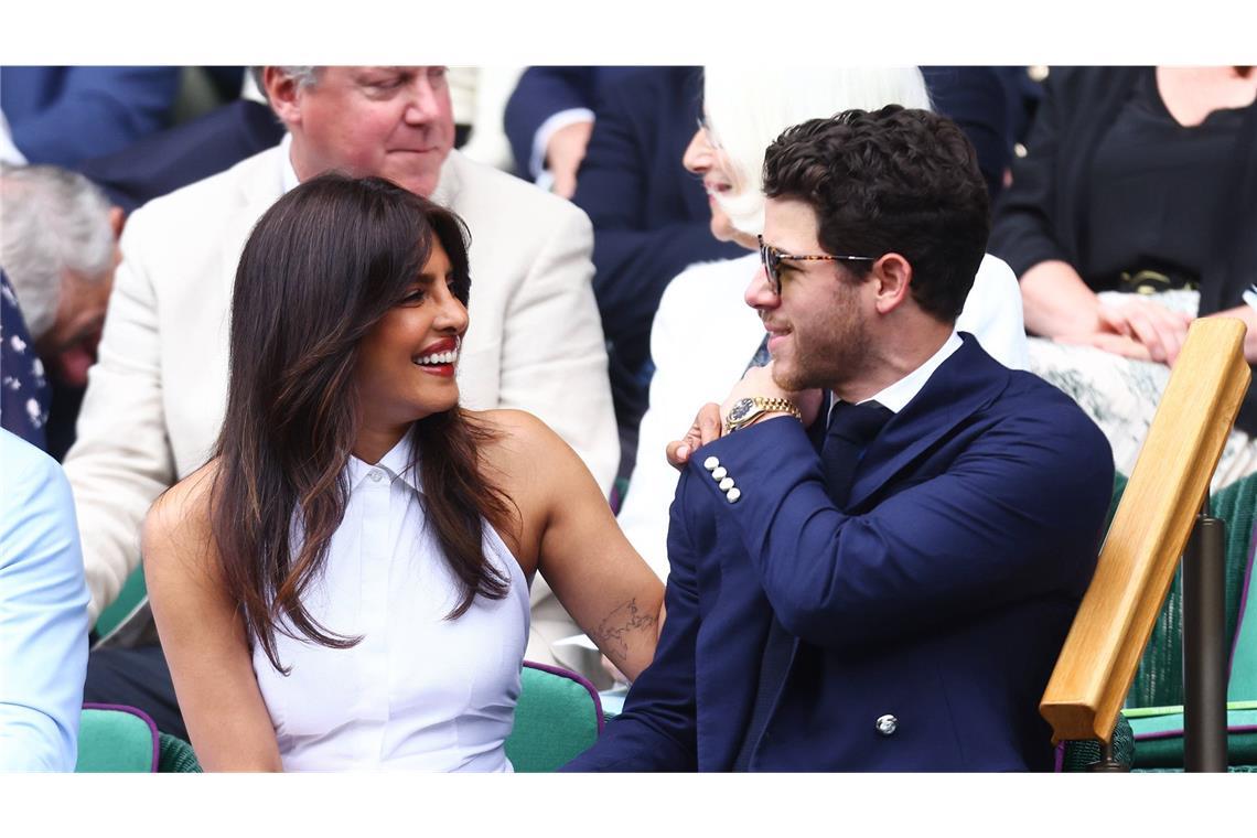 In der „Royal Box“ ist die Celebrity-Dichte schon hoch Am Centre Court schäkerten auch der amerikanische Sänger Nick Jonas und seine Frau, die Schauspielerin Priyanka Chopra...