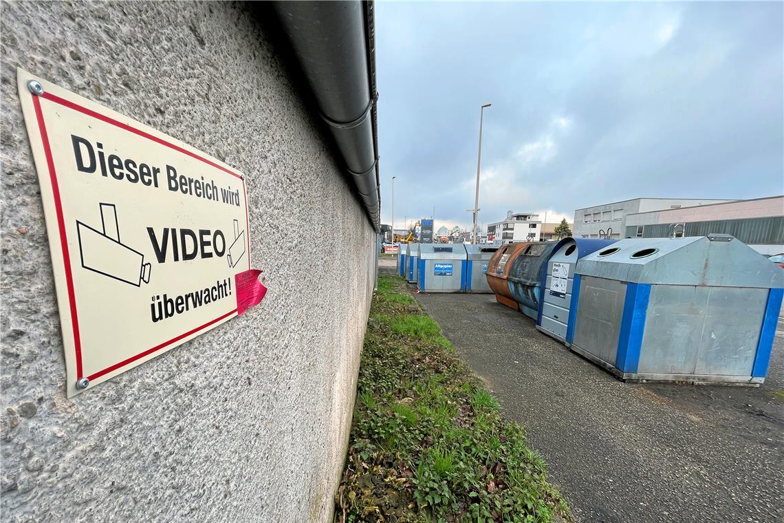 Am Containerstandort in der Industriestraße weisen Schilder auf eine Videoüberwachung hin, die es bisher aber noch nicht gab. Das soll sich jetzt ändern. Foto: privat
