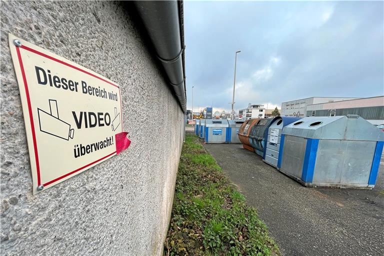 Am Containerstandort in der Industriestraße weisen Schilder auf eine Videoüberwachung hin, die es bisher aber noch nicht gab. Das soll sich jetzt ändern. Foto: privat
