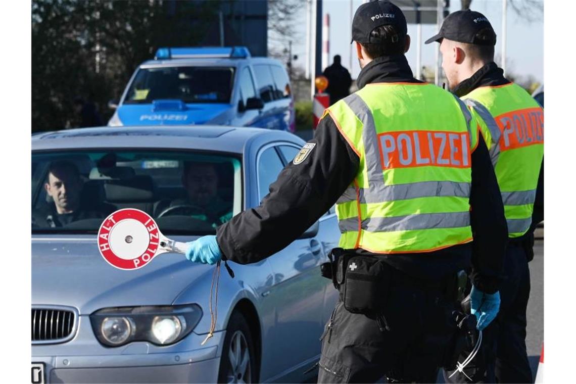 Corona-Krise: Deutschland verlängert Grenzkontrollen Am deutsch-französischen Grenzübergang in Kehl: Die in der Corona-Krise eingeführten Kontrollen sollen für weitere 20 Tage gelten. Foto: Uli Deck/dpa