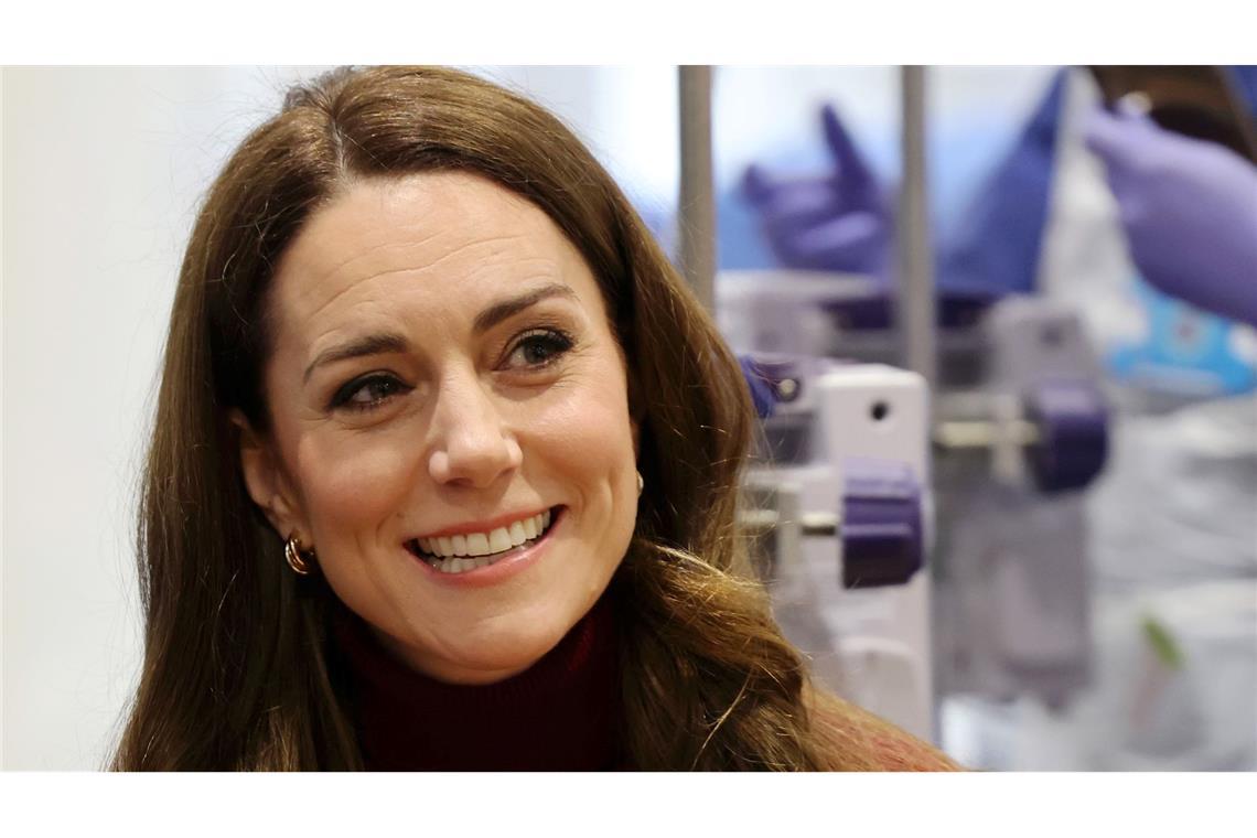 Kate nach Krebstherapie: Erleichtert, in Remission zu sein Am Dienstag besuchte Kate ein Londoner Krankenhaus, in dem sie auch selbst behandelt worden war.