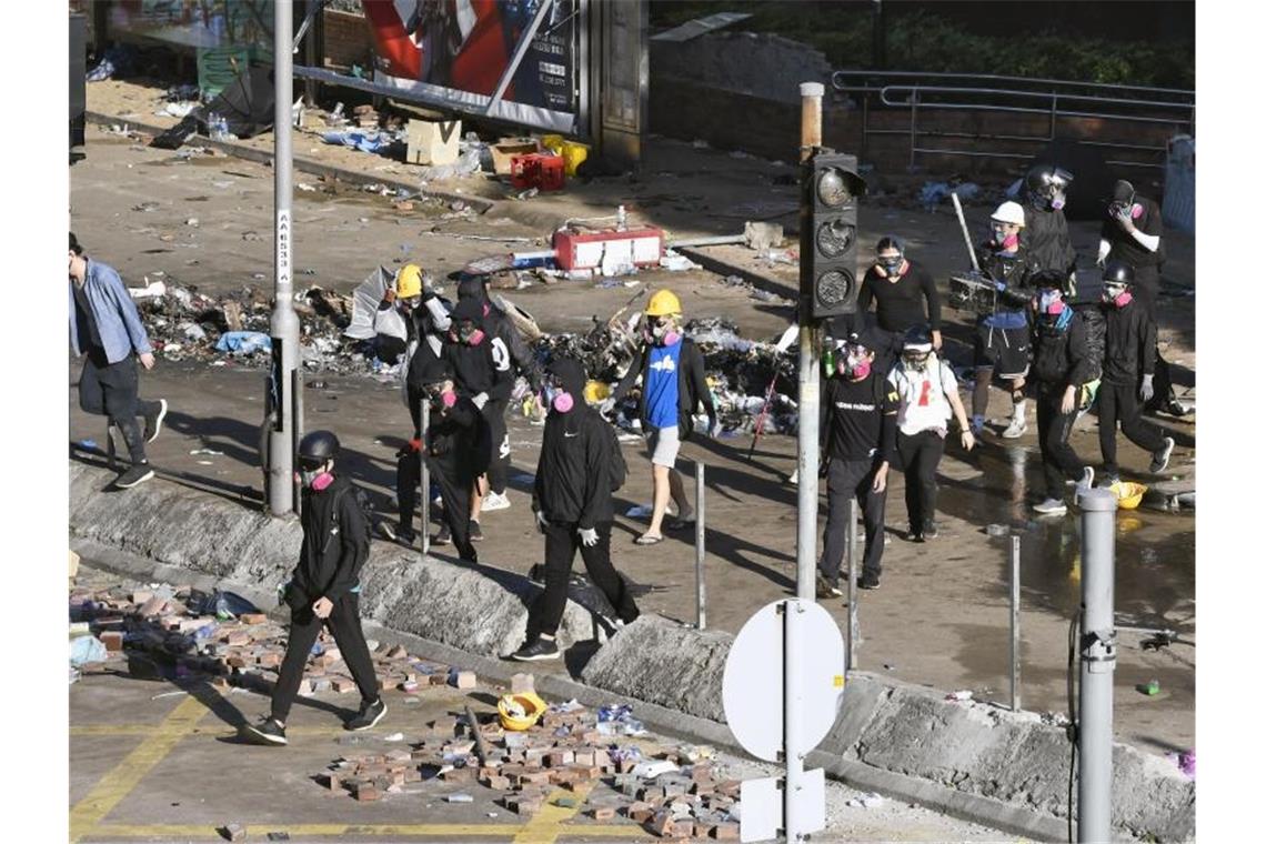 Am Dienstag erlaubte die Polizei einigen Demonstranten, den Campus zu verlassen - nachdem ihre Personalien aufgenommen wurden. Foto: -/kyodo/dpa