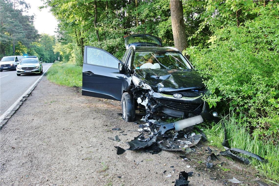 Am Dienstagmorgen ist ein Sprinter frontal mit einem Pkw zusammengestoßen. Foto: Kevin Lermer/7aktuell.de