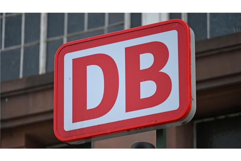 Am Donnerstag kam es Verspätungen und Ausfällen bei Zügen der Deutschen Bahn wegen eines umgestürzten Baums.
