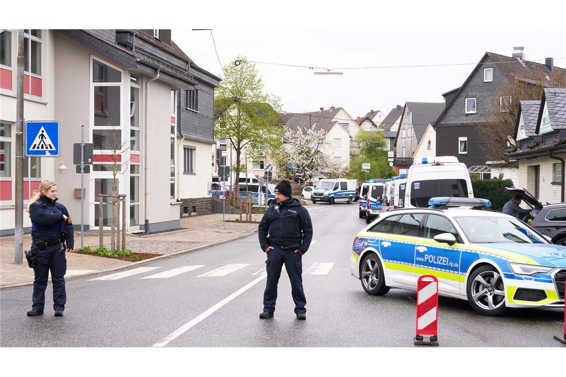 Mutmaßlicher Dreifachmord – Polizei sucht mit Großaufgebot Am Donnerstag war die Polizei erneut mit einem Großaufgebot unterwegs.