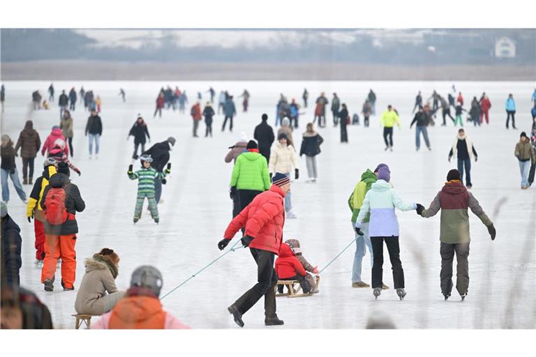 Am Dreikönigstag sind Hunderte Menschen  auf dem zugefrorenen Teil des Bodensees, auf dem sogenannten „Gnadensee“ zwischen der Insel Reichenau und Allensbach, unterwegs.