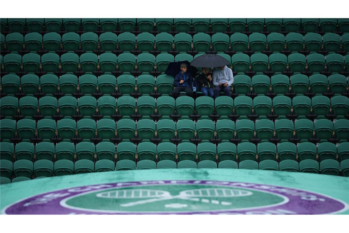 Am dritten Tag der Wimbledon Tennis Championships bleiben die Plätze bei Regen bedeckt.