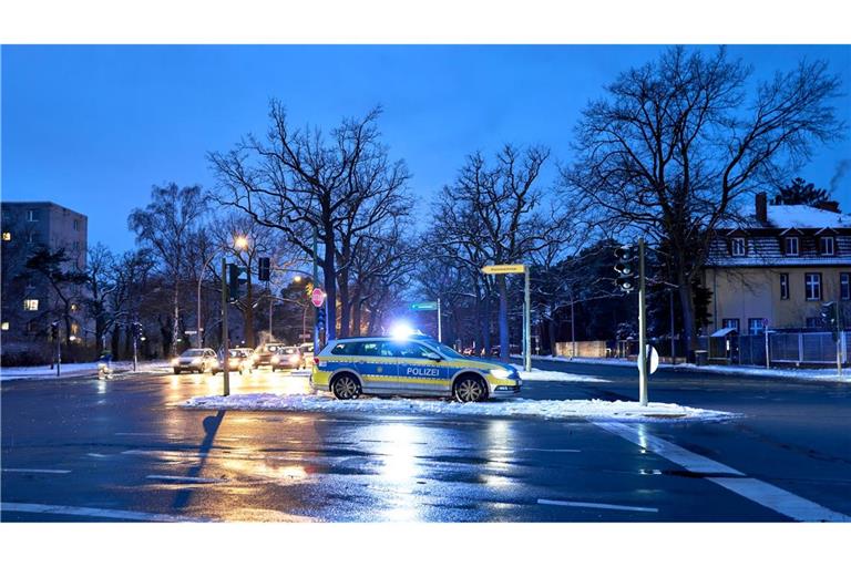 Am dritten Tag des Stromausfalls in Teilen Berlins warten 30.000 Haushalte weiter auf Energie.