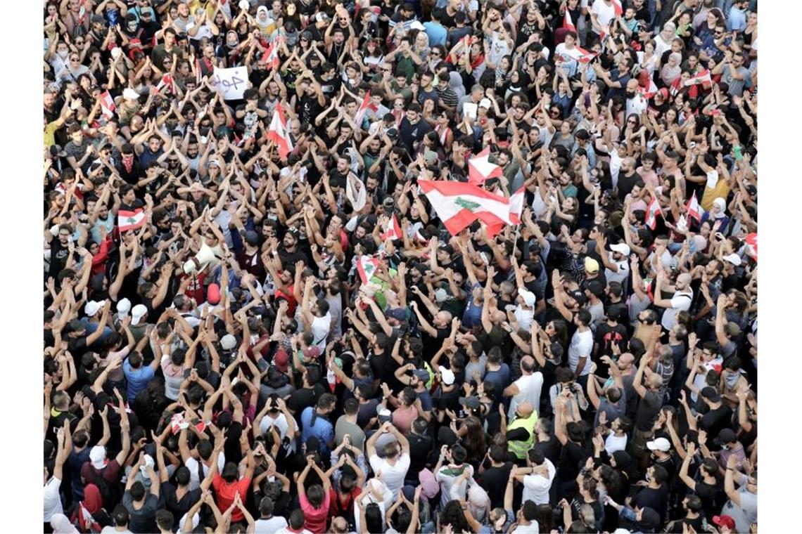 Am dritten Tag in Folge sind die Menschen in Beirut auf die Straße, um gegen die wirtschaftliche Situation zu protestieren und fordern die Regierung zum Rücktritt auf. Foto: Marwan Naamani/dpa