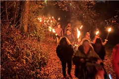 Am Ebnisee gibt es eine Fackelwanderung. Symbolfoto: privat
