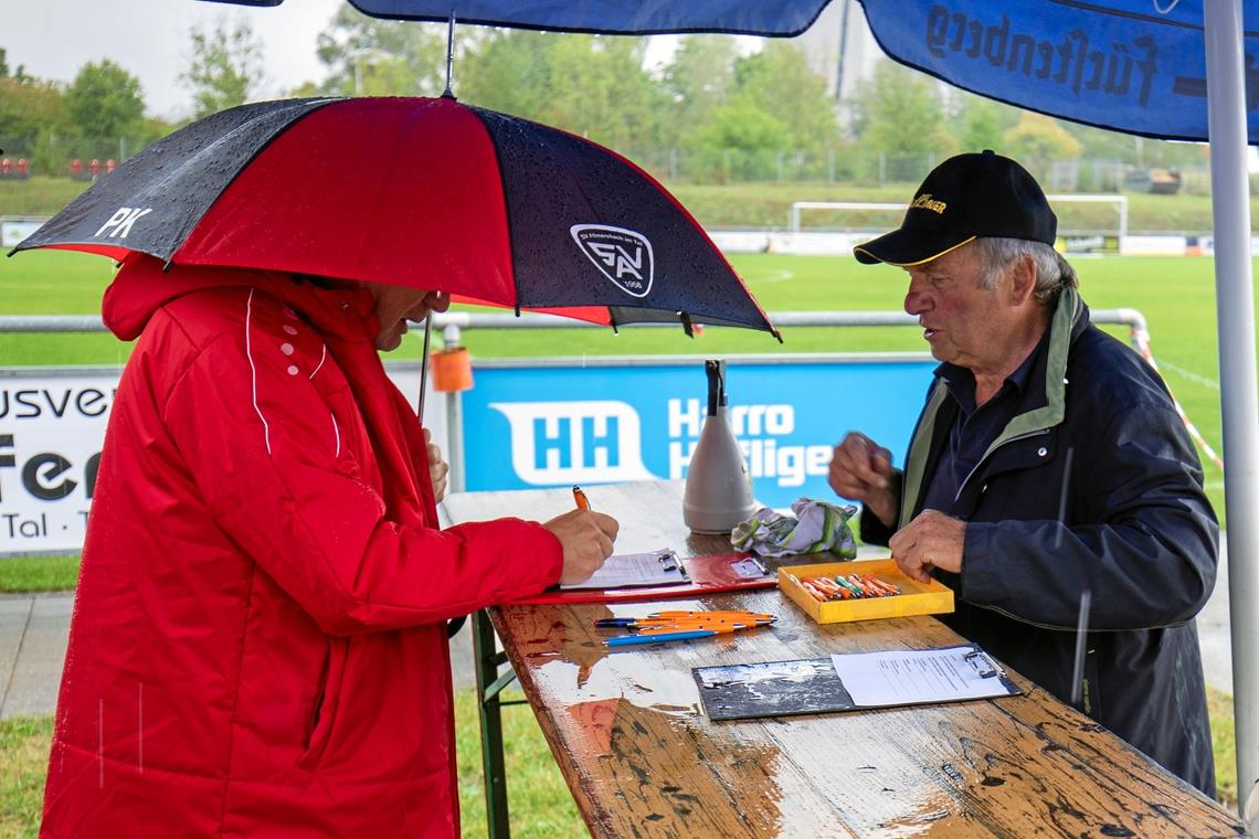 Besonderheiten für die Zuschauer Am Eingang bei den Landesliga-Heimspielen des SV Allmersbach muss jeder Zuschauer seine Kontaktdaten hinterlassen. Foto: A. Becher