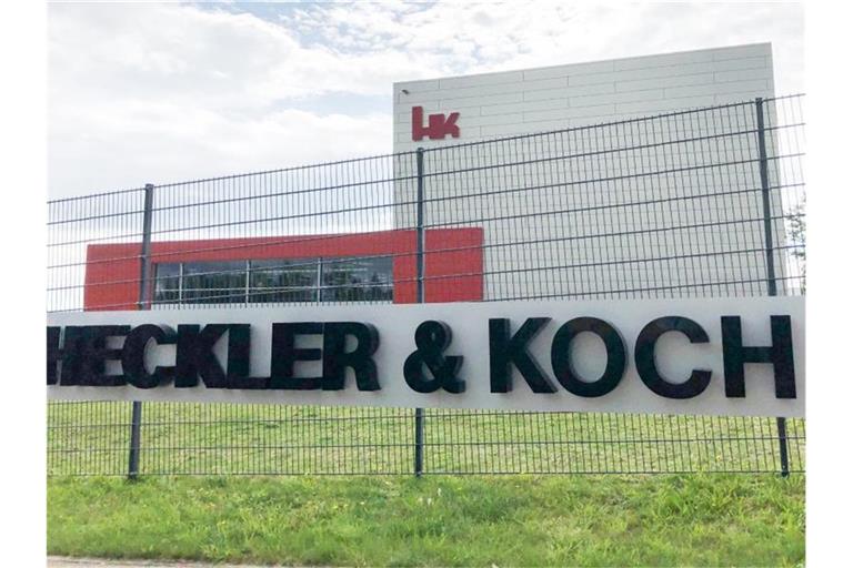 Am Eingang der Firmenzentrale des Waffenherstellers Heckler & Koch steht der Firmenname. Foto: Wolf von Dewitz/dpa-Zentralbild/dpa/Symbolbild