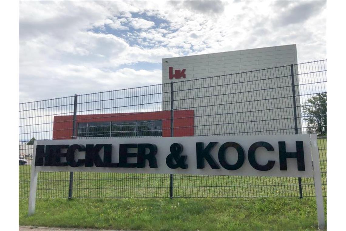 Am Eingang der Firmenzentrale steht ein Schild mit der Aufschrift „Heckler & Koch“. Foto: Wolf von Dewitz/dpa-Zentralbild/dpa