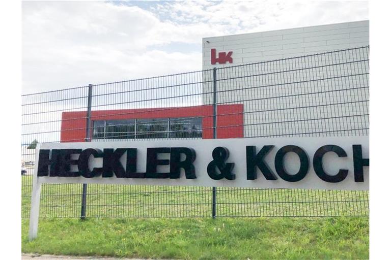 Am Eingang des Waffenherstellers Heckler & Koch steht ein Schriftzug mit dem Firmennamen. Foto: Wolf von Dewitz/dpa-Zentralbild/dpa/Archivbild