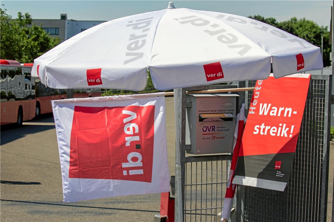 Am Eingang zum Busdepot im Kuchengrund 6 in Backnang weist ein Schild der Gewerkschaft Verdi auf den Warnstreik hin. Foto: A. Becher