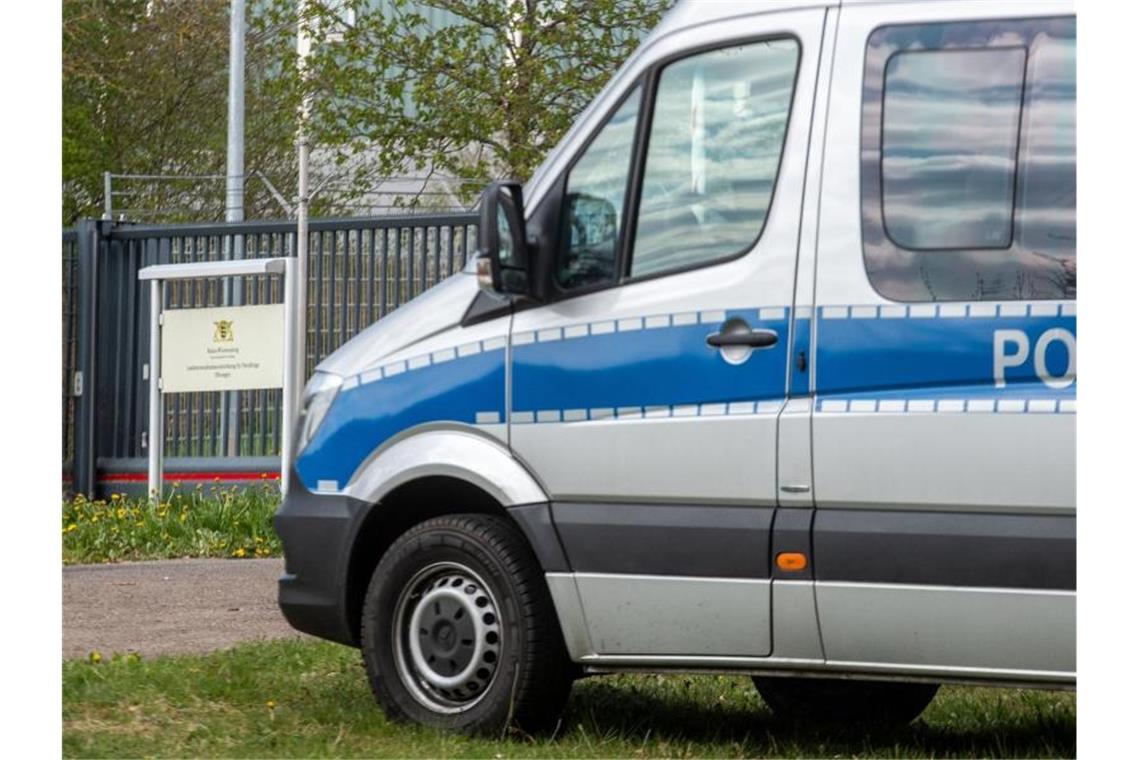 Mehr Anschläge auf Asylunterkünfte in Baden-Württemberg Am Eingang zur Landeserstaufnahmeeinrichtung für Flüchtlinge (LEA) in Ellwangen steht ein Polizeifahrzeug. Foto: Stefan Puchner/dpa/Archivbild