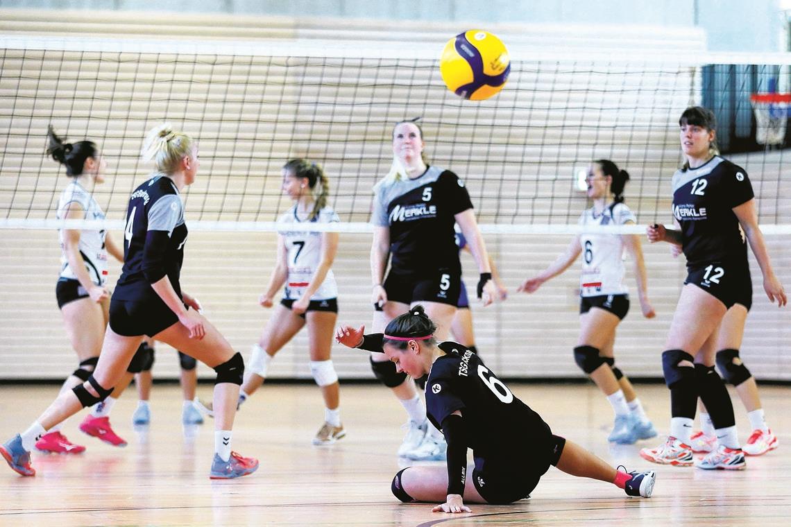 Nach zwei Stunden Kampf nur einen Punkt geholt Am Ende am Boden: Backnangs Volleyballerinnen. Sie verloren zu Hause mit 2:3. Foto: A. Becher