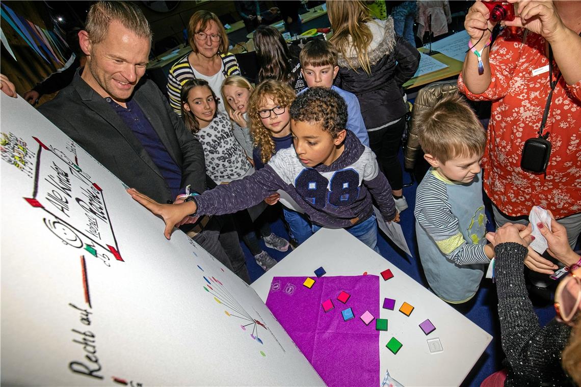 Am Ende der ersten Kinderkonferenz in Backnang unterzeichneten die Teilnehmer die Kinderrechte mit ihrem Daumenabdruck.