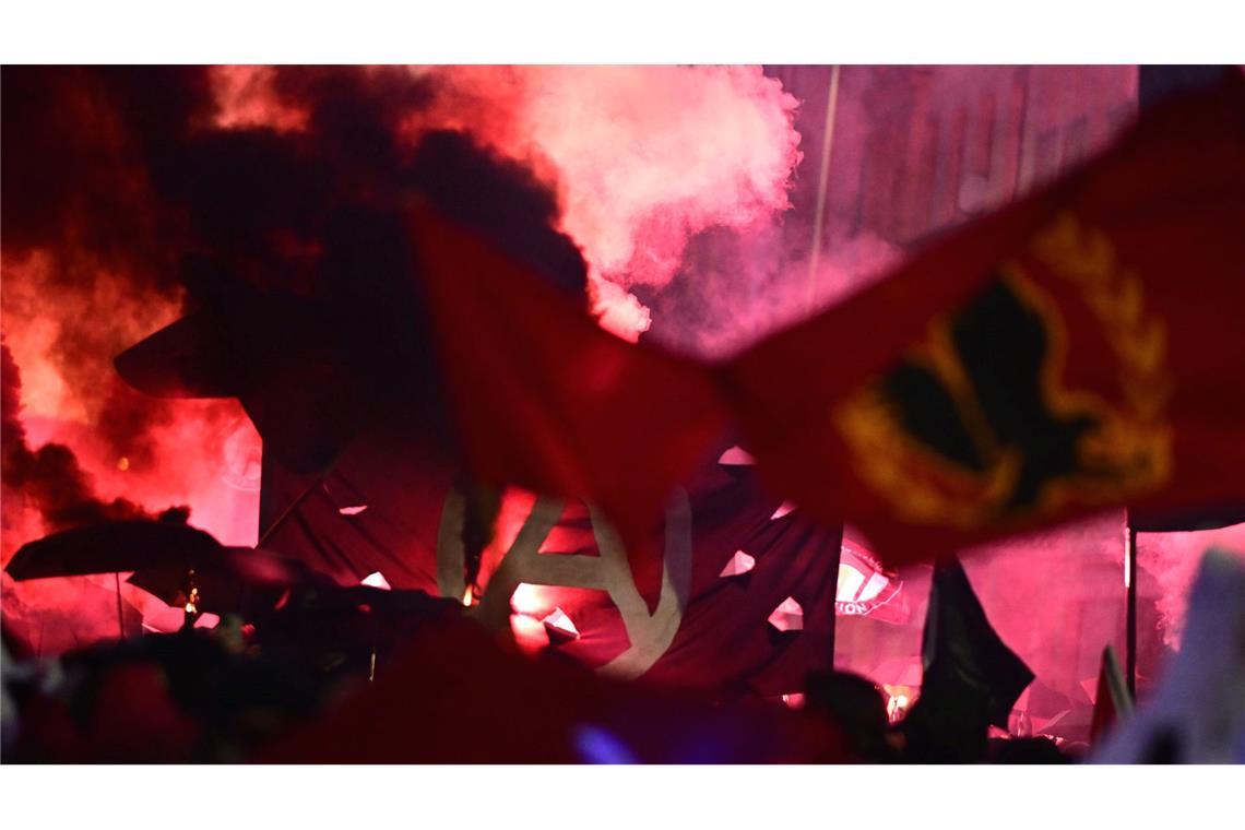 Am Ende der großen linken Demonstration am Abend des 1. Mai in Berlin-Kreuzberg kam es noch zu einigen kleineren Angriffen auf Polizisten.