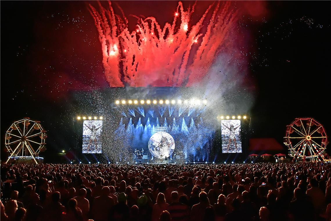 Am Ende des Konzerts gibt es keinen flammenden Abschluss, sondern eine zeitgemäße Drohnenshow. Archivfoto: Tobias Sellmaier