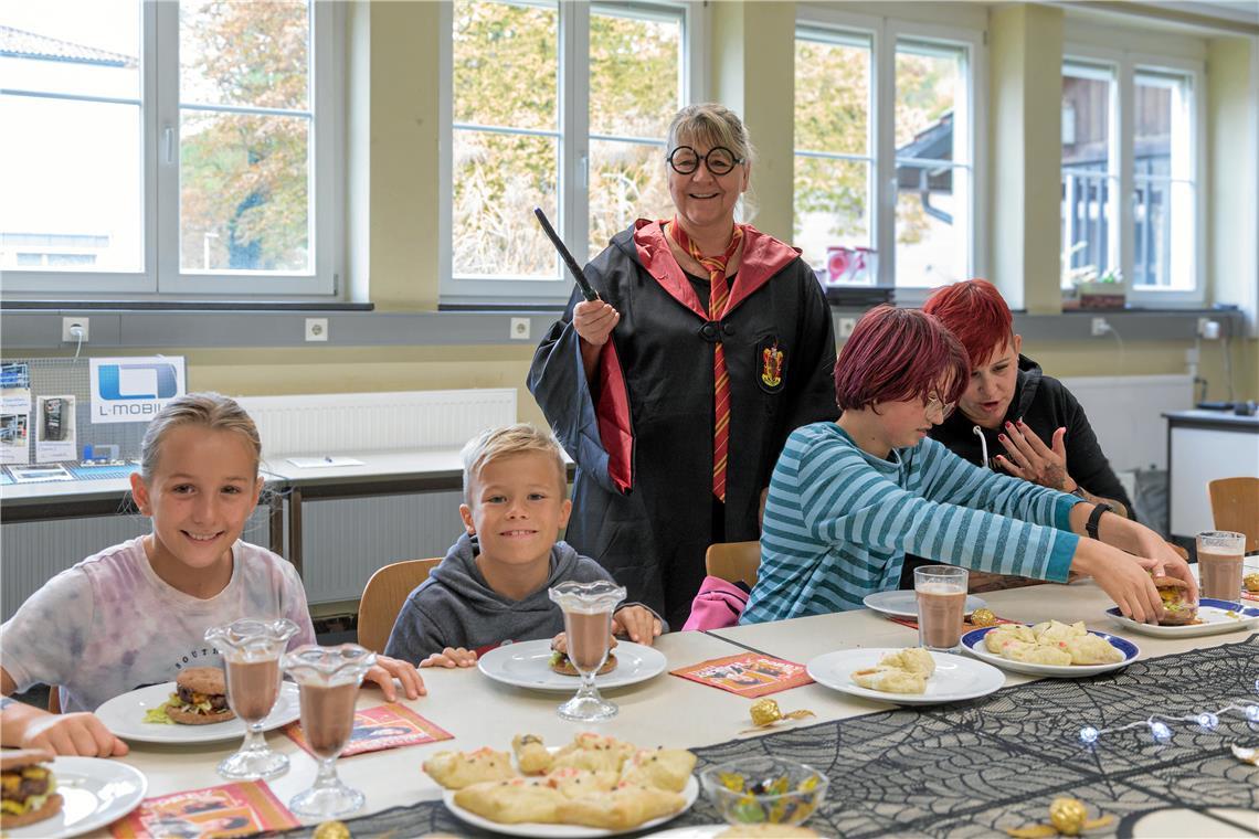 Magische Momente in der Murrhardter Schulküche Am Ende des Kurses sind vier Gerichte aus der Welt von Harry Potter fertig. Lia, Lasse, Lea und Lisa Bräunig (vorne, von links) verkosten ihre Werke. Dozentin Eli Heugel hat sich für den Kurs in Schale geworfen. Fotos: Stefan Bossow