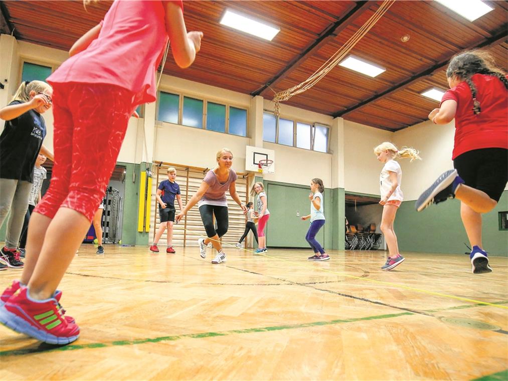 Am Ende des Trainings geht es noch einmal rund: Wer das Seil berührt, scheidet aus. Doch am Ende ist es die Trainerin, die aufgibt: Die Kinder sind einfach zu gut – und ihr ist schwindelig.