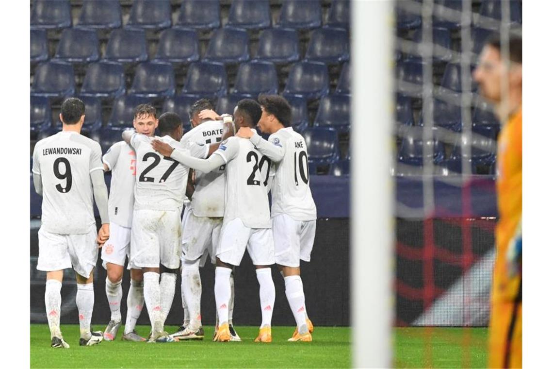 Flick bejubelt 6:2-Sieg zum Jahrestag als Bayern-Coach Am Ende gewannen die Bayern bei RB Salzburg mit 6:2. Foto: Barbara Gindl/APA/dpa