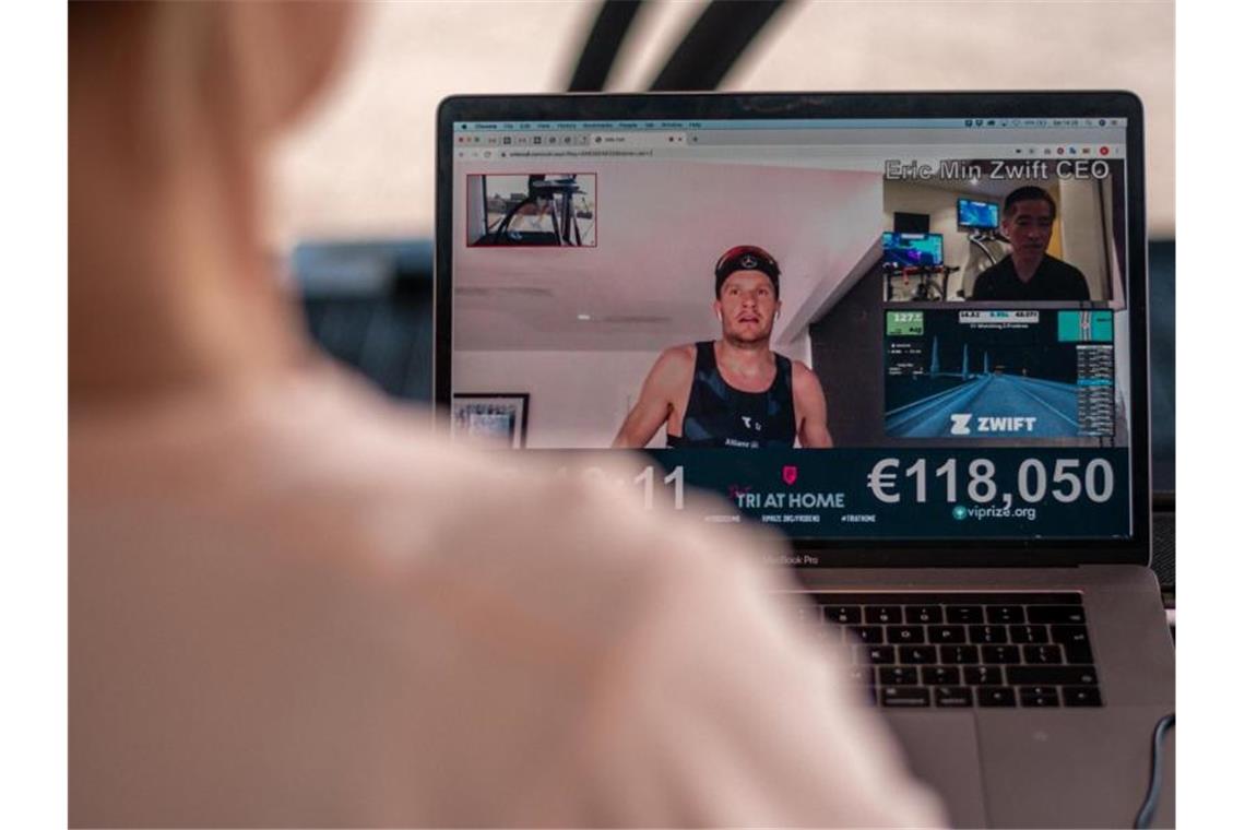 Mit Bananenbrot & Gästen: Frodeno sammelt über 200.000 Euro Am Ende hatte Jan Frodeno mit seiner Aktion über 200.000 Euro an Spenden eingesammelt. Foto: Nik Howe/dpa