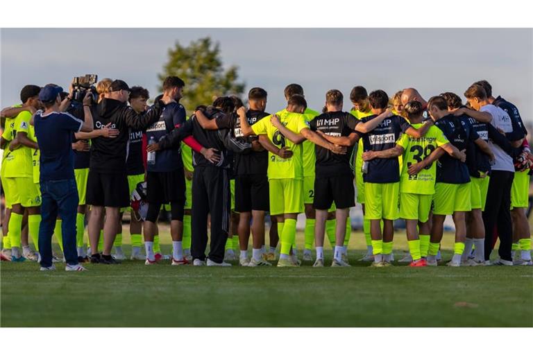 Am Ende war dann alles gut: Die Stuttgarter Kickers besprechen im Spielerkreis den Auftritt in Waldstetten.