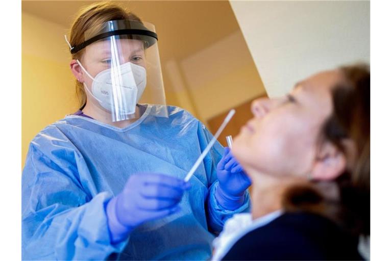 Am ersten Tag des neuen Jahres haben die deutschen Gesundheitsämter 12.690 Corona-Neuinfektionen gemeldet. Foto: Hauke-Christian Dittrich/dpa