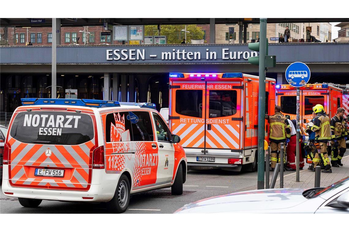 Streit eskaliert: Frau nach Messerangriff in Lebensgefahr Am Essener Hauptbahnhof wurden laut Polizei zwei Personen verletzt.