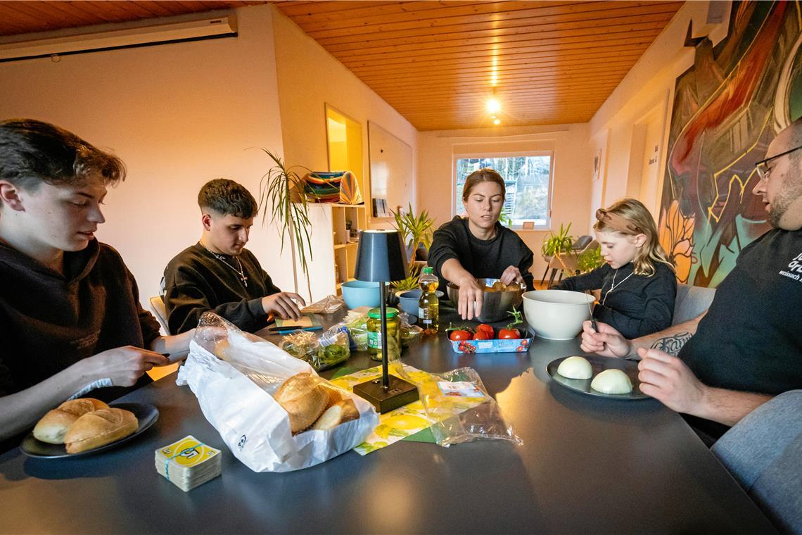 Freitags ist Kochabend im Jugendtreff Weissach Am Esstisch erledigen Tim, Ashour, Studentin Nadine Arnold, Emilia und Sozialarbeiter René Schilke (von links) die Vorarbeiten für das gemeinsame Mahl: Sie schneiden die Brötchen auf, schnippeln Tomaten, Zwiebeln und Kartoffeln. Fotos: Alexander Becher