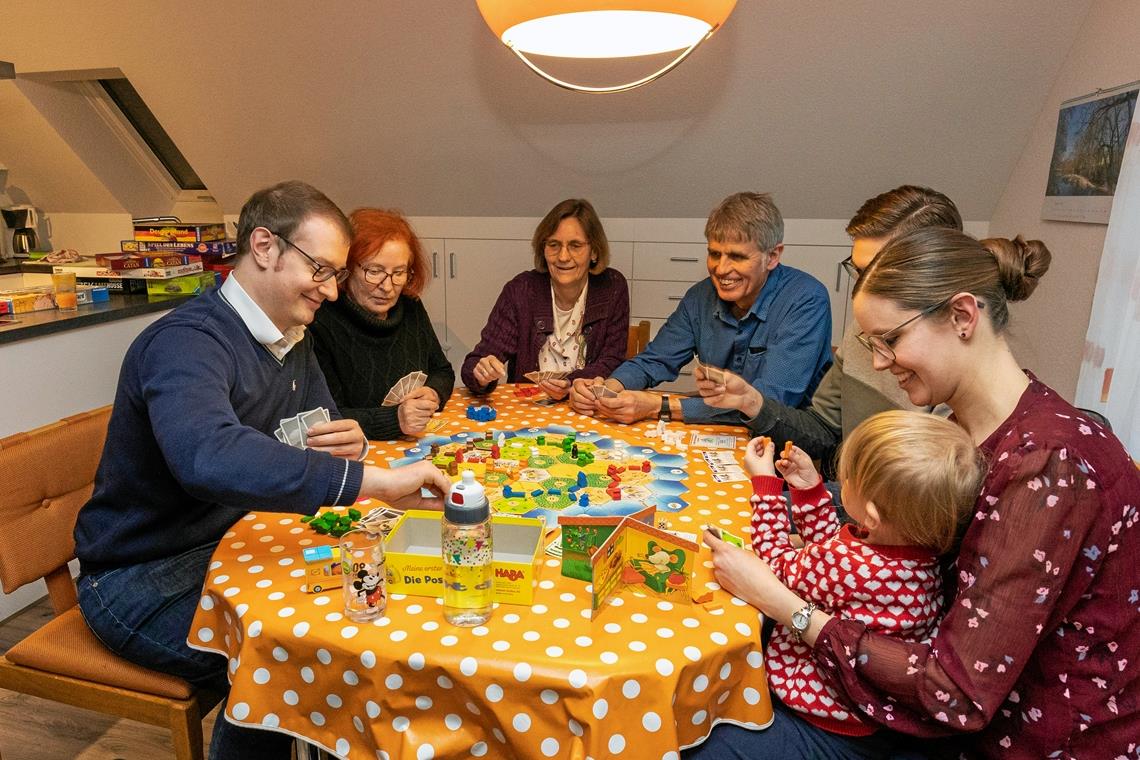 Zum Spielen kommt die Familie zusammen Am Esszimmertisch kommen Maximilian Friedrich, seine Mutter Helga, die Schwiegereltern Petra und Martin Straub, Schwager Nathan Straub, Ehefrau Kerstin und Tochter Katharina (von links) zum Spielen zusammen.