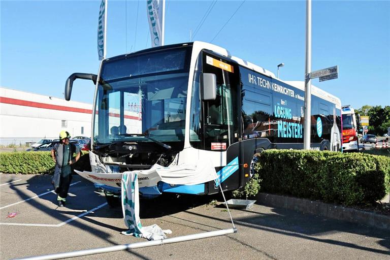 Am Fahrzeug entstand etwa 15000 Euro Sachschaden. Foto: 7aktuell.de/Kevin Lermer 
