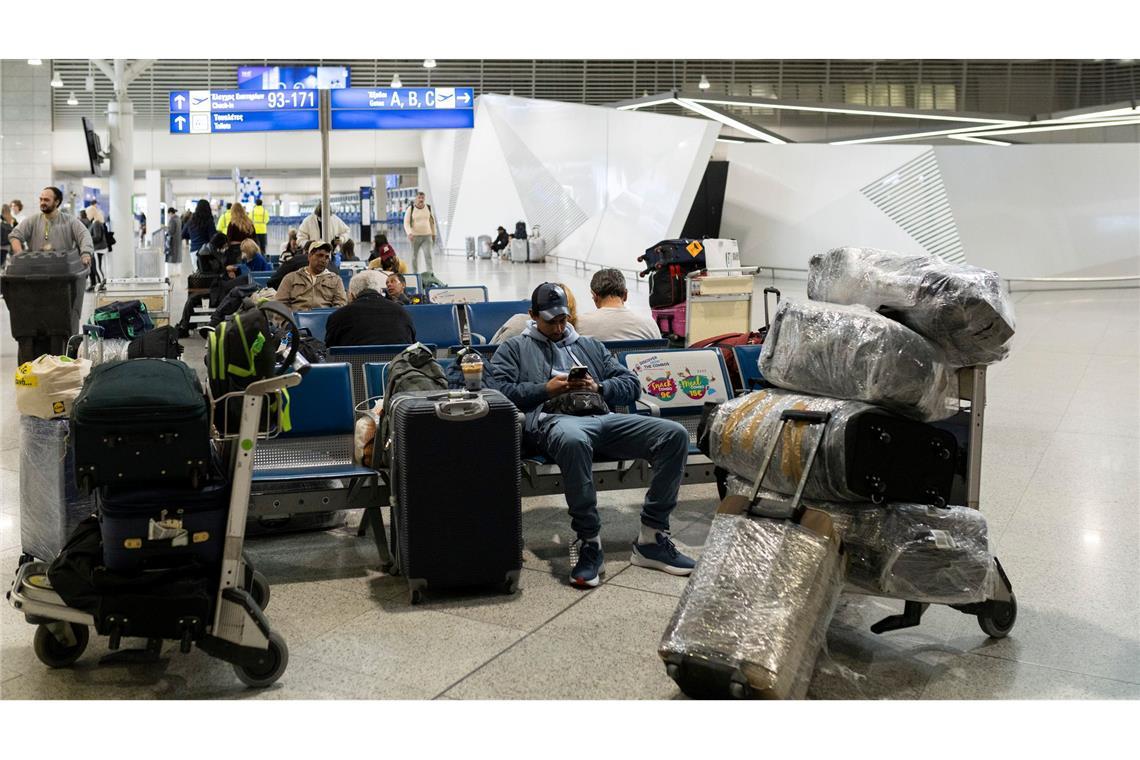 Am Flughafen Athen und anderen Airports Griechenlands müssen Reisende warten. (Archivbild)