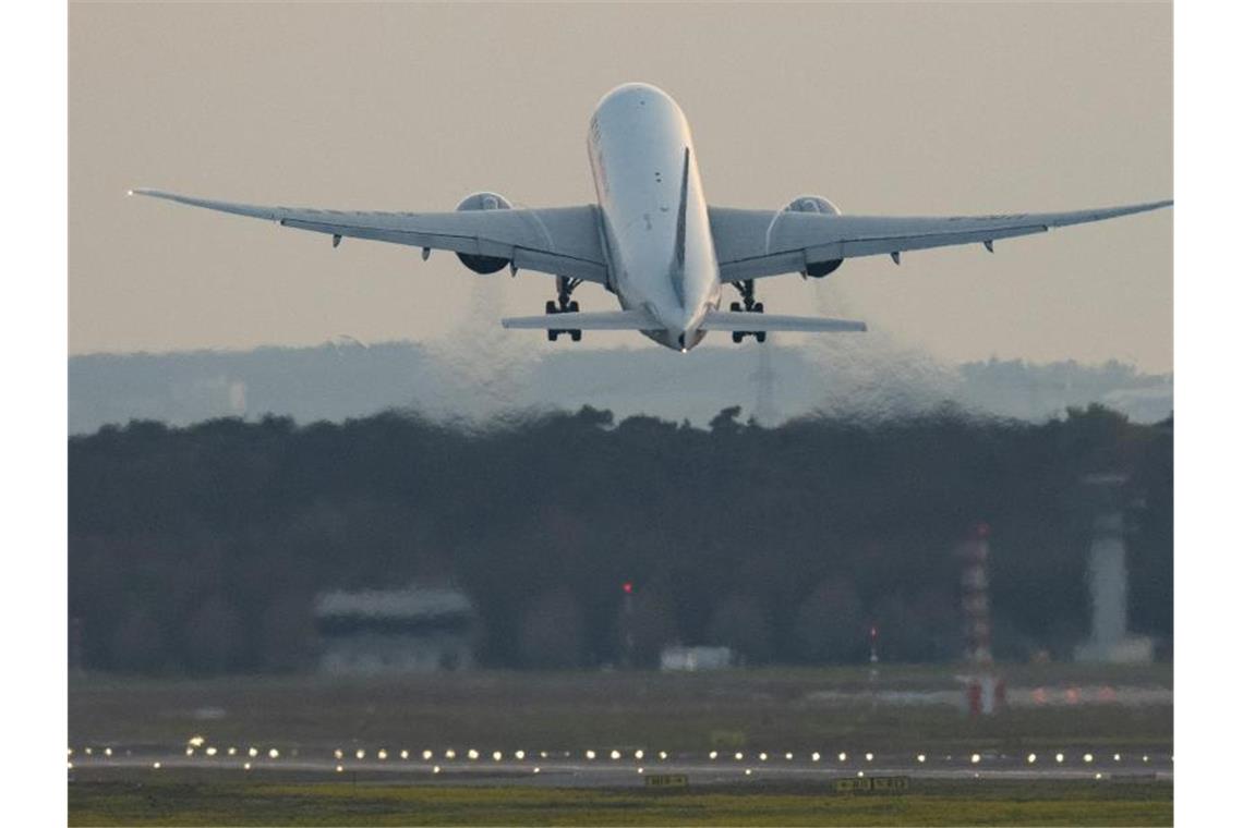 Passagierverkehr am Frankfurter Flughafen zieht an Am Flughafen Frankfurt geht es bergauf. Foto: Boris Roessler/dpa
