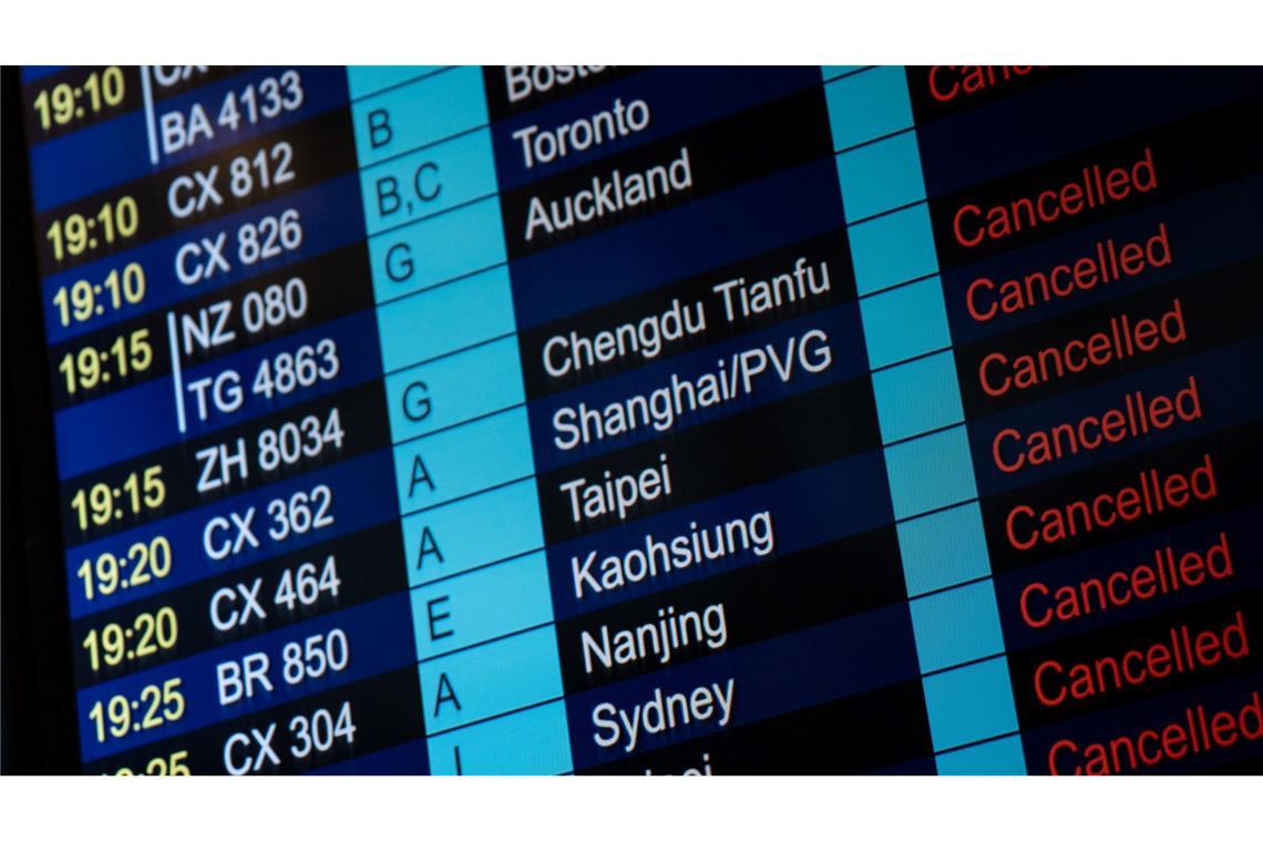 Am Flughafen in Hongkong fielen Hunderte Flüge aus.