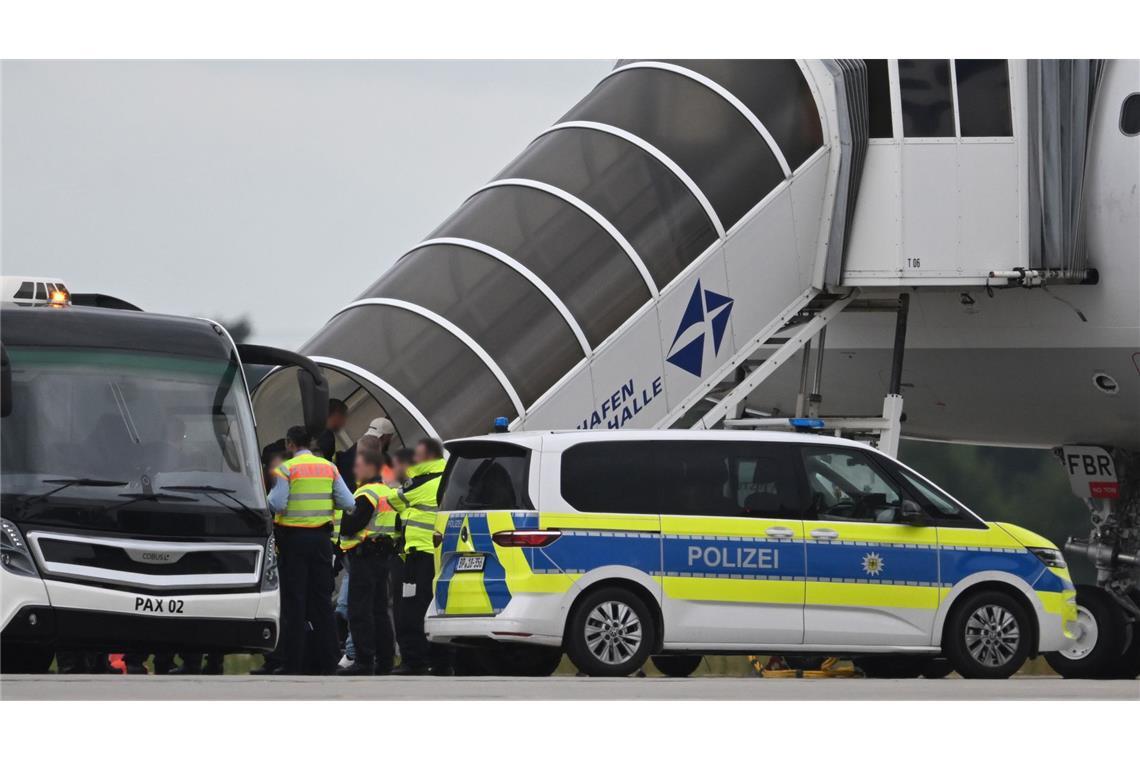 Abschiebeflug nach Bagdad mit 43 Menschen Am Flughafen Leipzig/Halle stand erneut ein Abschiebeflug bevor. Am Airport stand am Morgen eine Maschine mit dem Ziel Bagdad bereit.