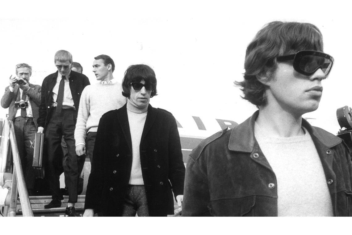 Vor 60 Jahren: Wie ein Konzert der Rolling Stones eskalierte Am Flughafen Tegel verlassen Mick Jagger und Bill Wyman das Flugzeug. (Archivbild)