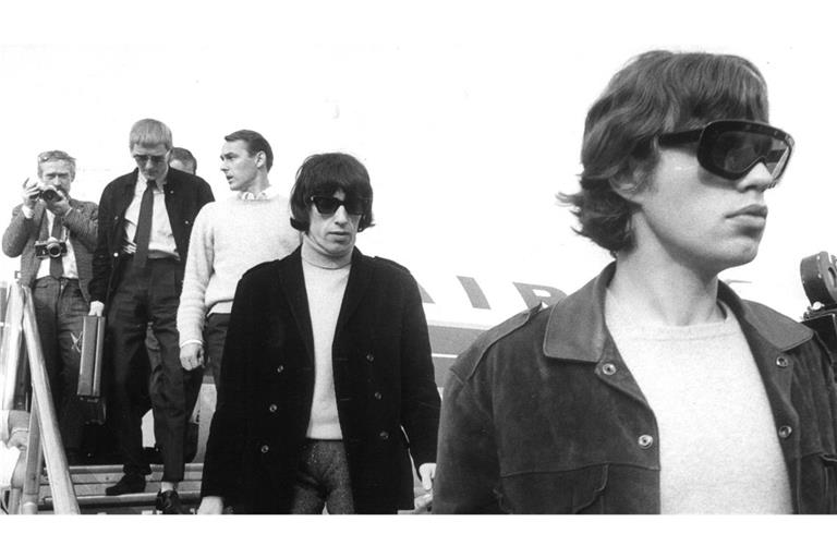 Am Flughafen Tegel verlassen Mick Jagger und Bill Wyman das Flugzeug. (Archivbild)